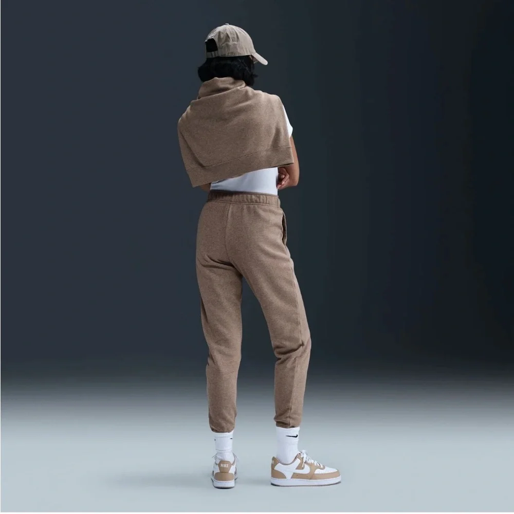 NWT Nike Phoenix Fleece Mid Rise Sweatpants in Mink Brown - Picture 2 of 7